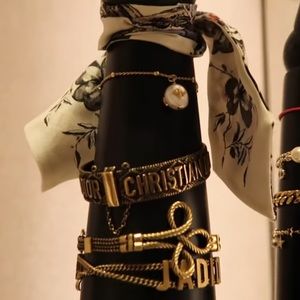 Just want you to see the details inside of the bracelet how clear they look